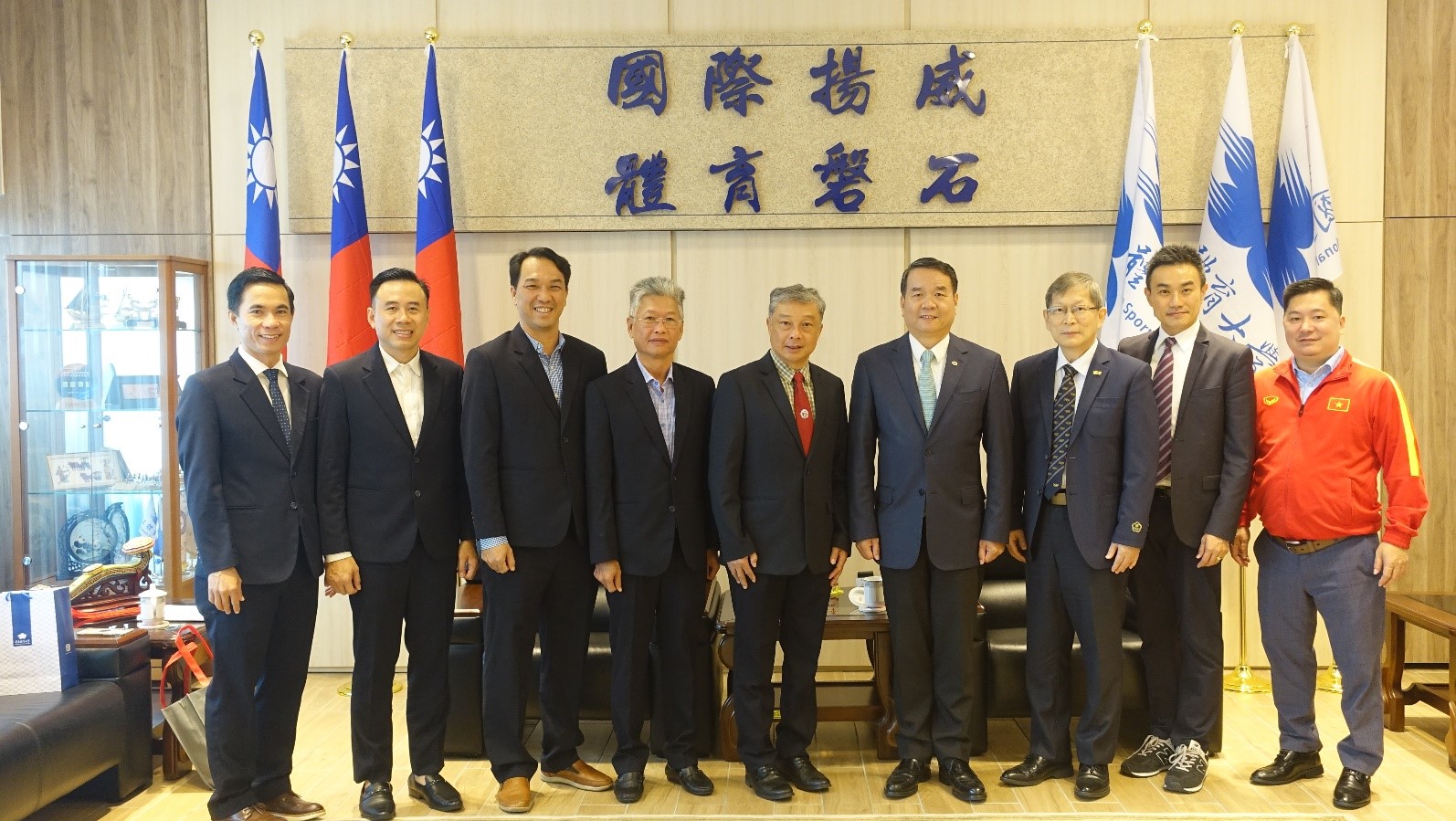 本校師長與貴賓們合照