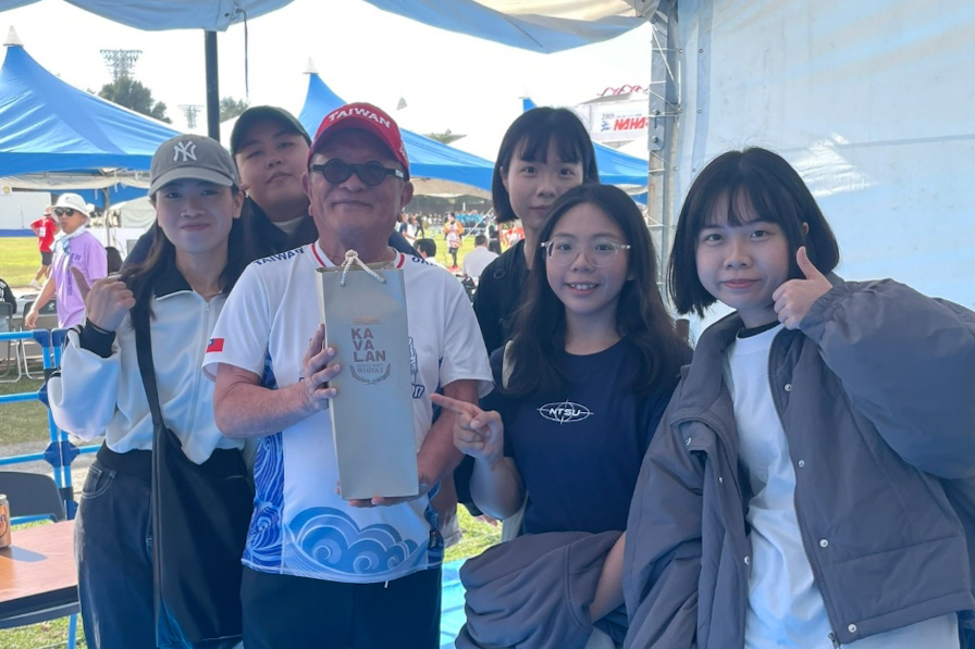 那霸馬拉松會長與台灣實習生合照。。國體大產經系提供