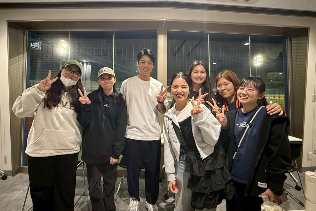 台灣實習生與JWL古田先生合照。國體大產經系提供