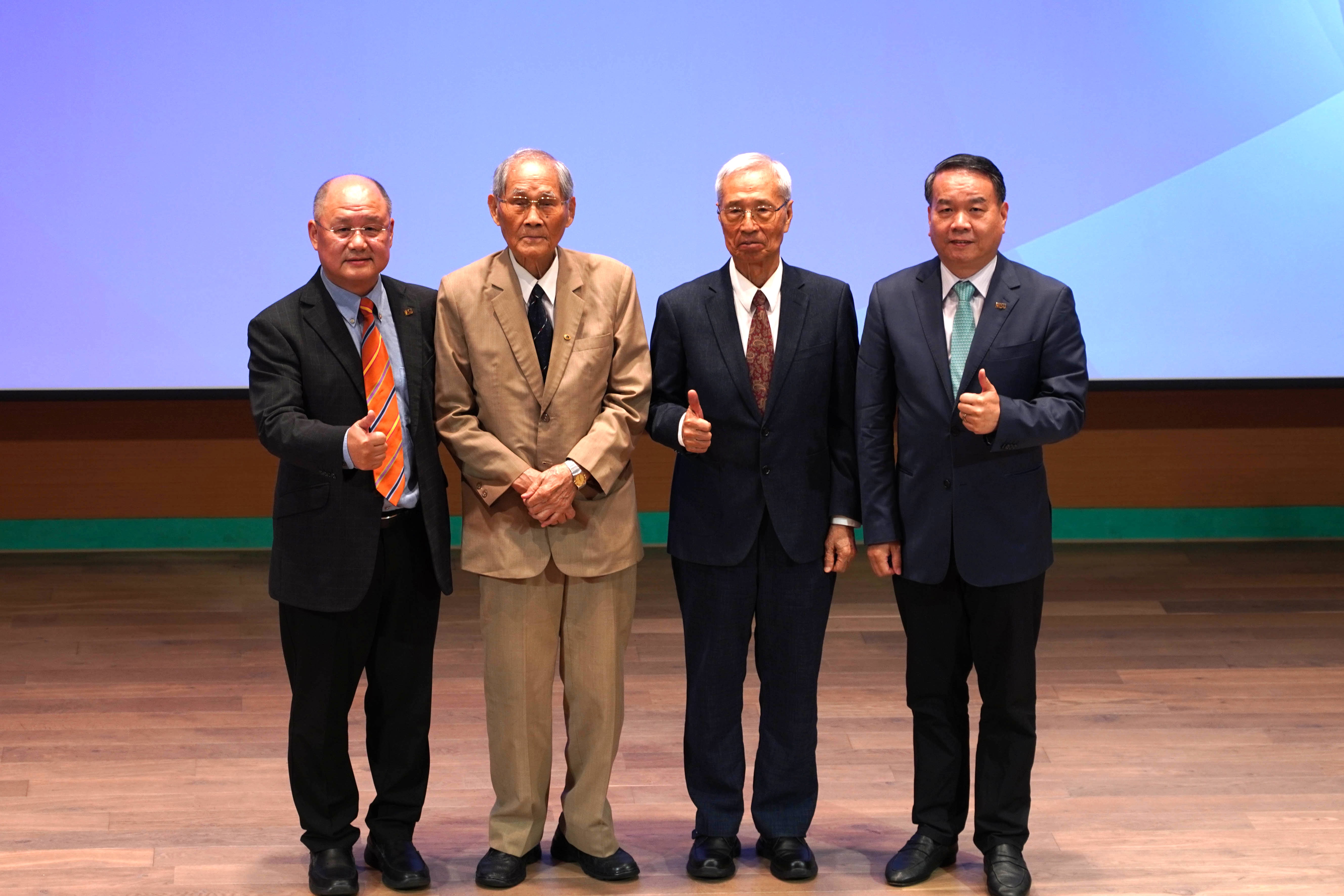 ※由左至右為黃東治校長、葉憲清前校長、邱金松前校長及邱炳坤前校長合影留念