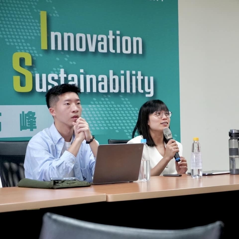 洪晨翔(左)與鄧羽彣提出運動與社群媒體的關係