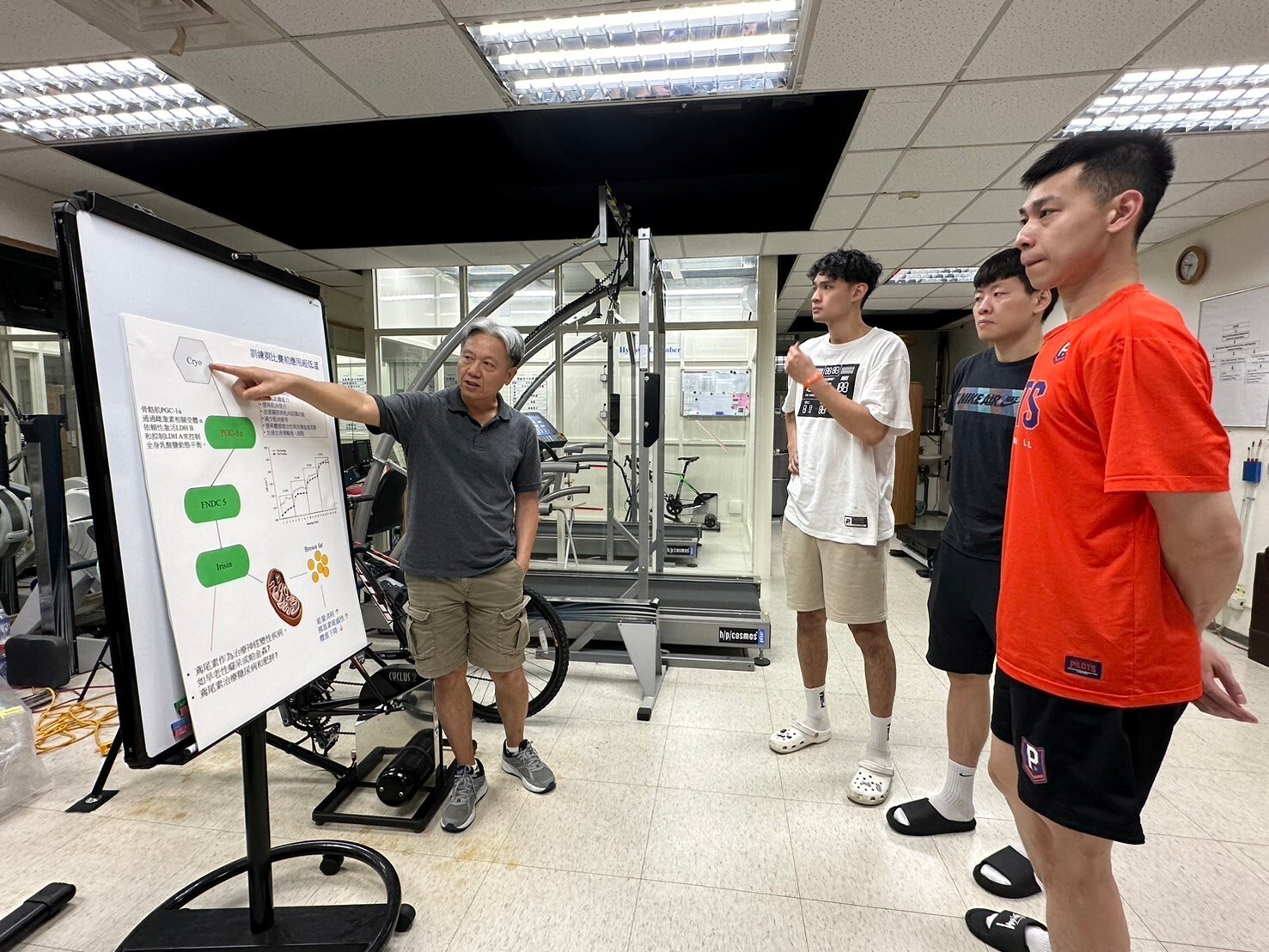 張嘉澤老師介紹超低溫設備的運作原理與應用