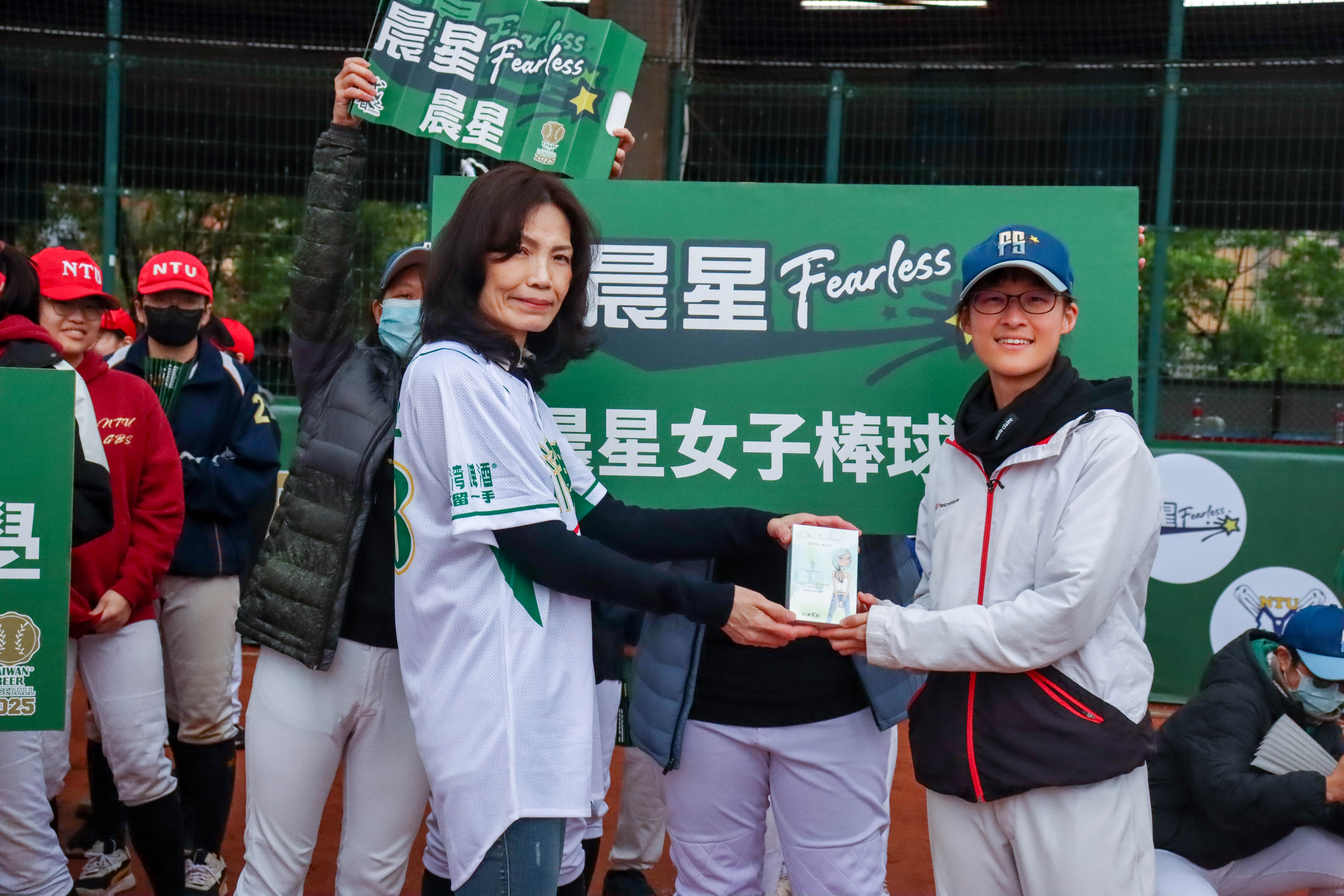 李麗紅處長頒發紀念品給參賽隊伍