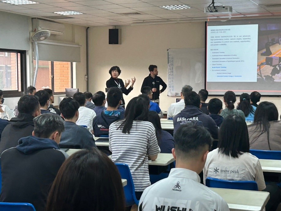 全英文授課並由競技學院院長協助講解