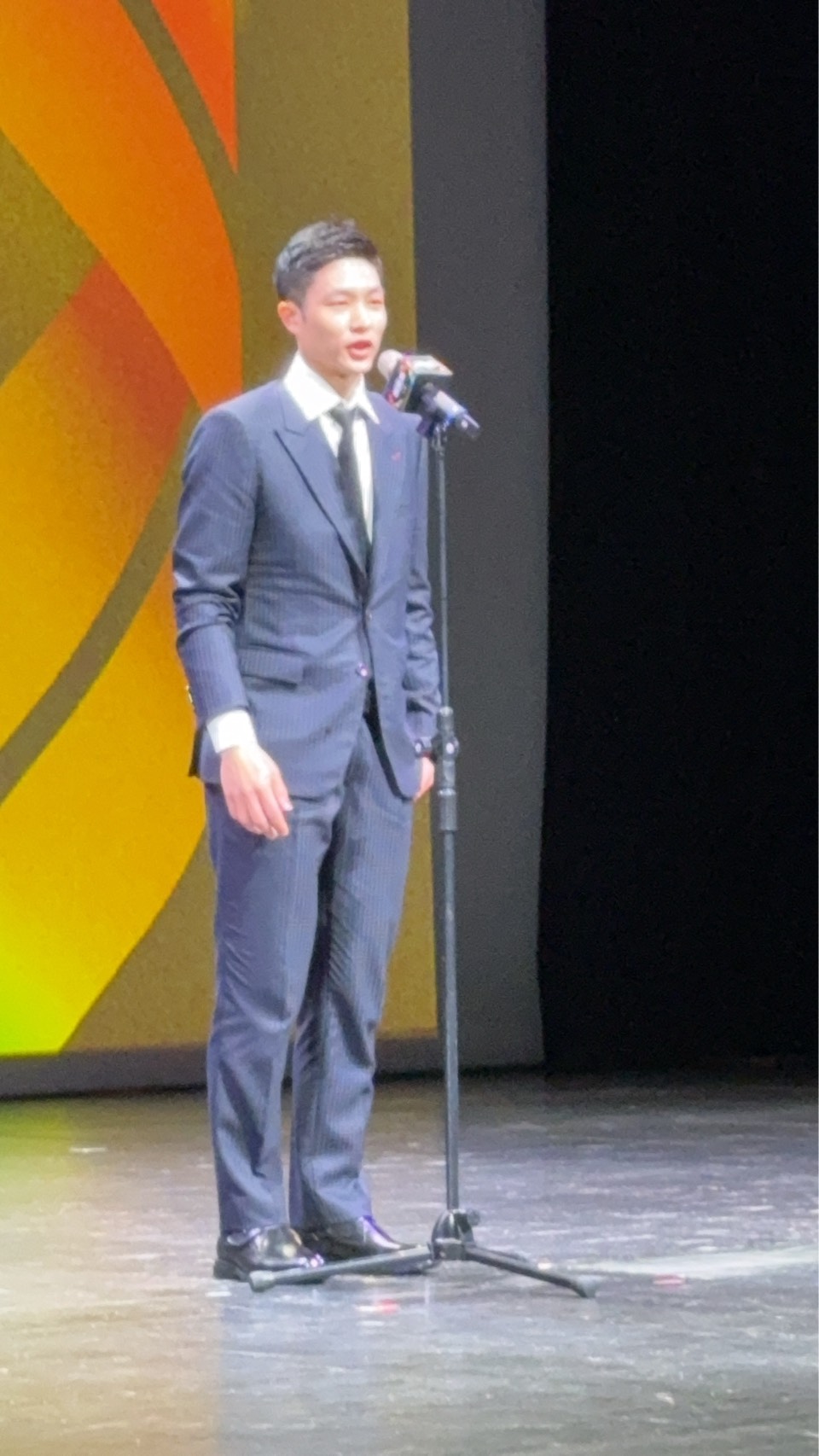 周天成擔任入圍最佳男運動員頒獎人