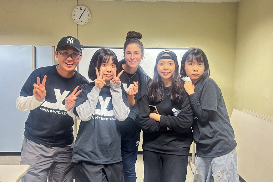 台灣實習生與莎拉教練合照 攝影/國體大產經系提供