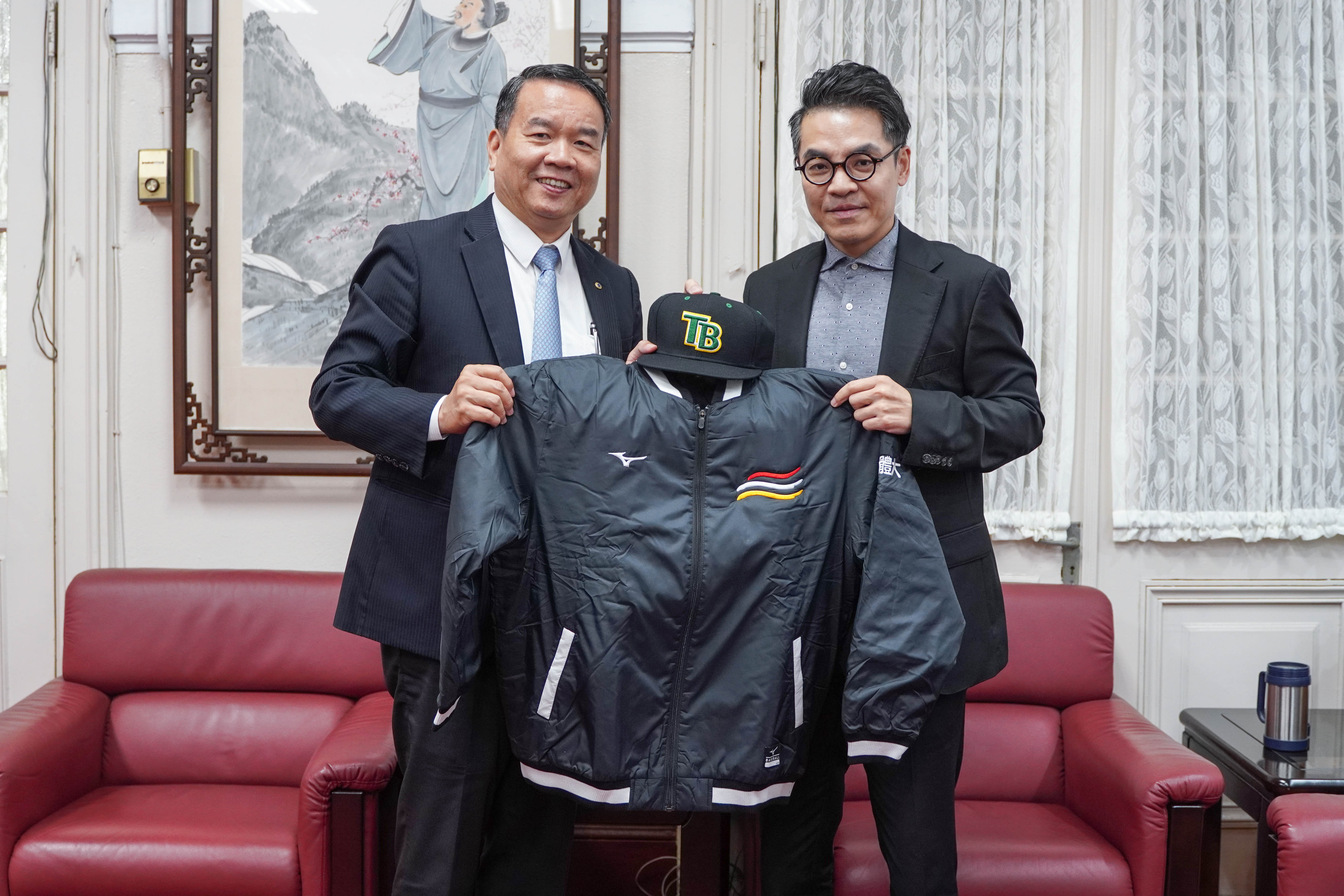 國體大校長邱炳坤致贈禮物