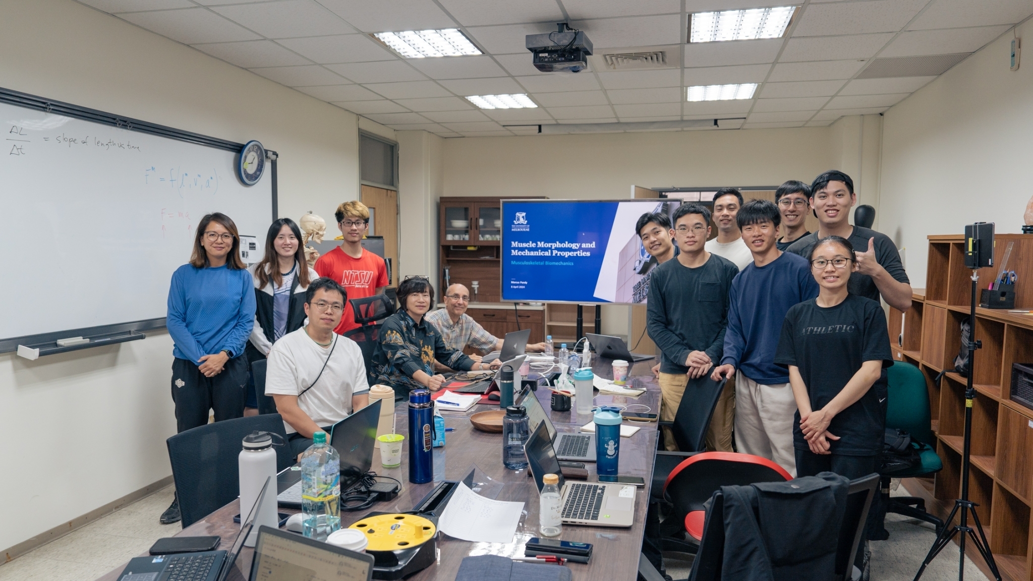 競技學院湯院長文慈與特聘教授Marcus Pandy 及上課學生合影