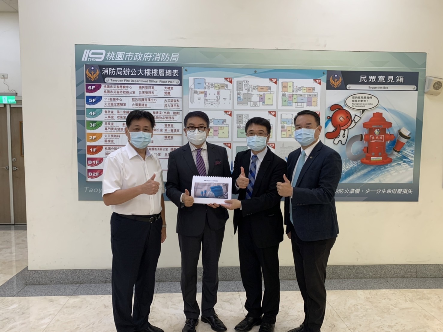 本校邱炳坤校長與貴賓們合照