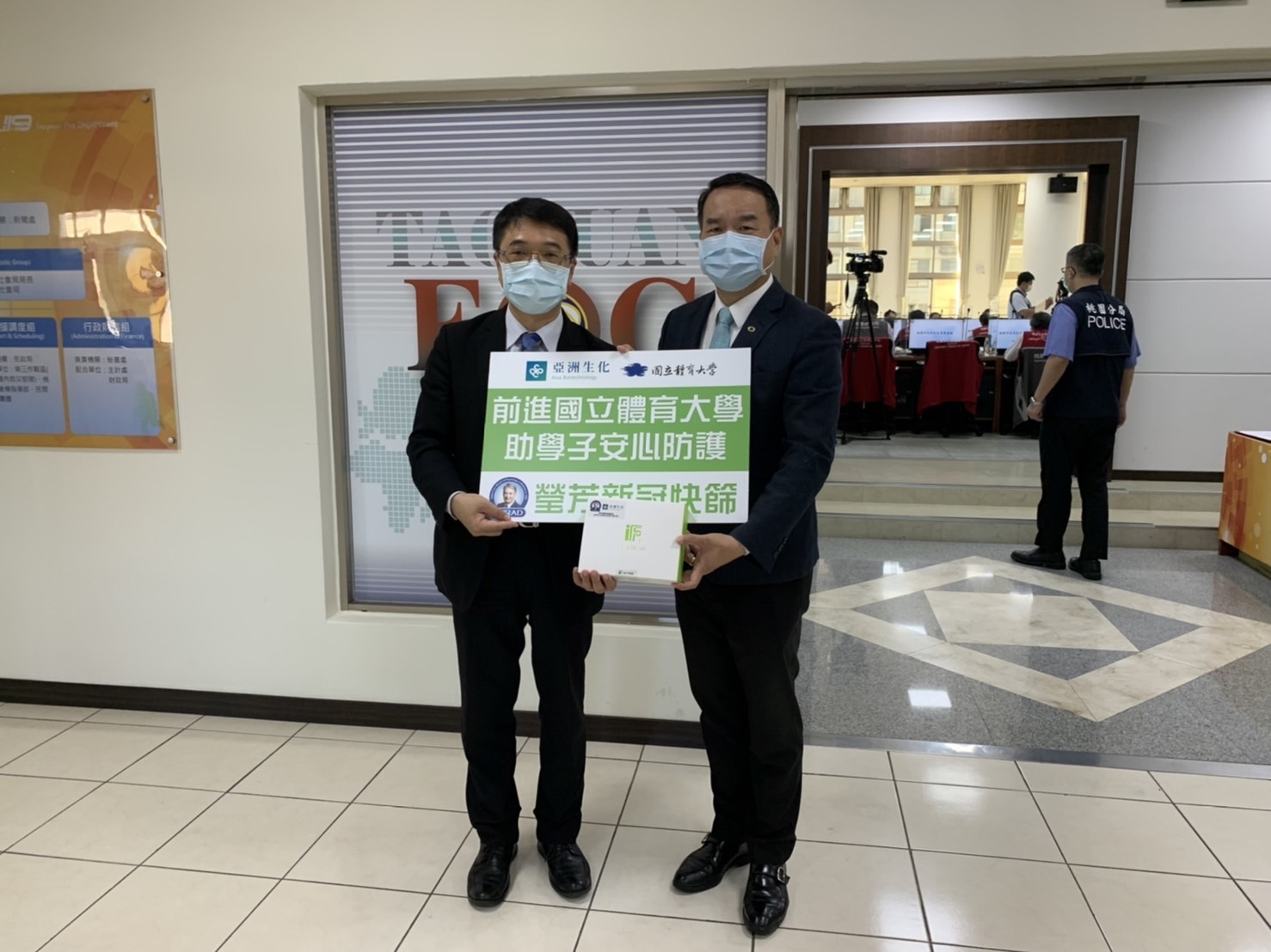 本校邱炳坤校長與貴賓合照