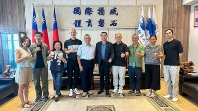 260708 致贈葉公鼎教授退休獎牌圖片